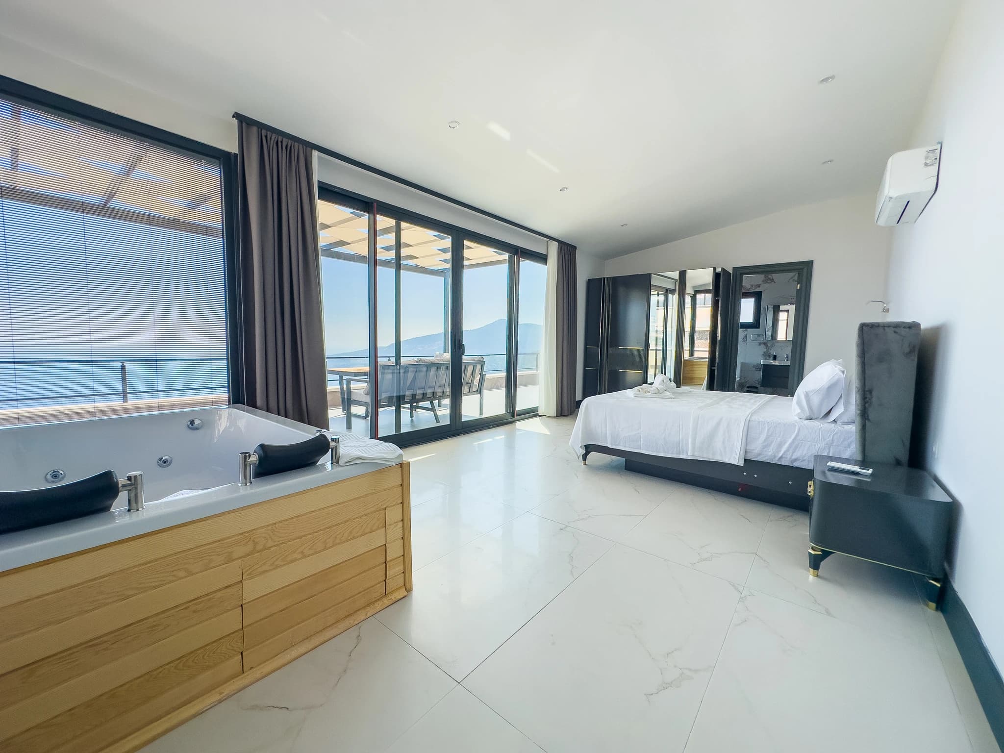 Schlafzimmer 1
