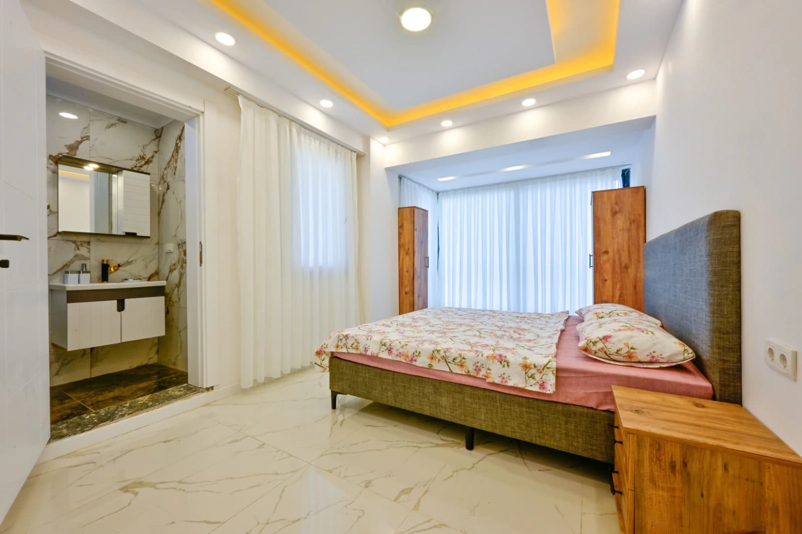 Schlafzimmer 1