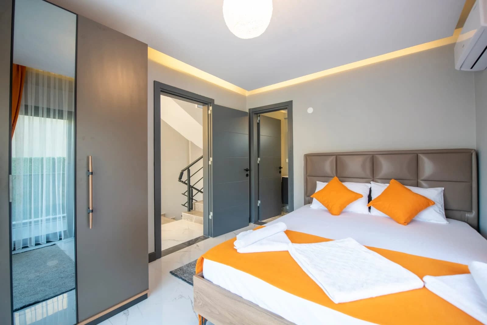 Schlafzimmer 1