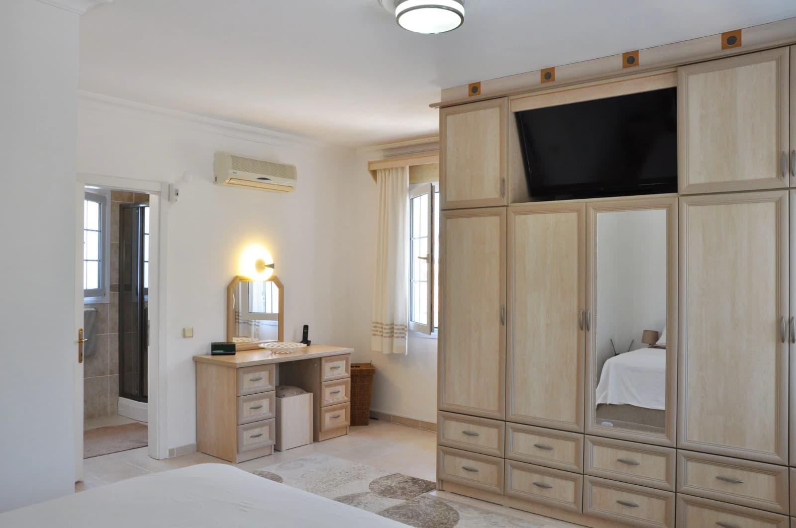 Schlafzimmer 1