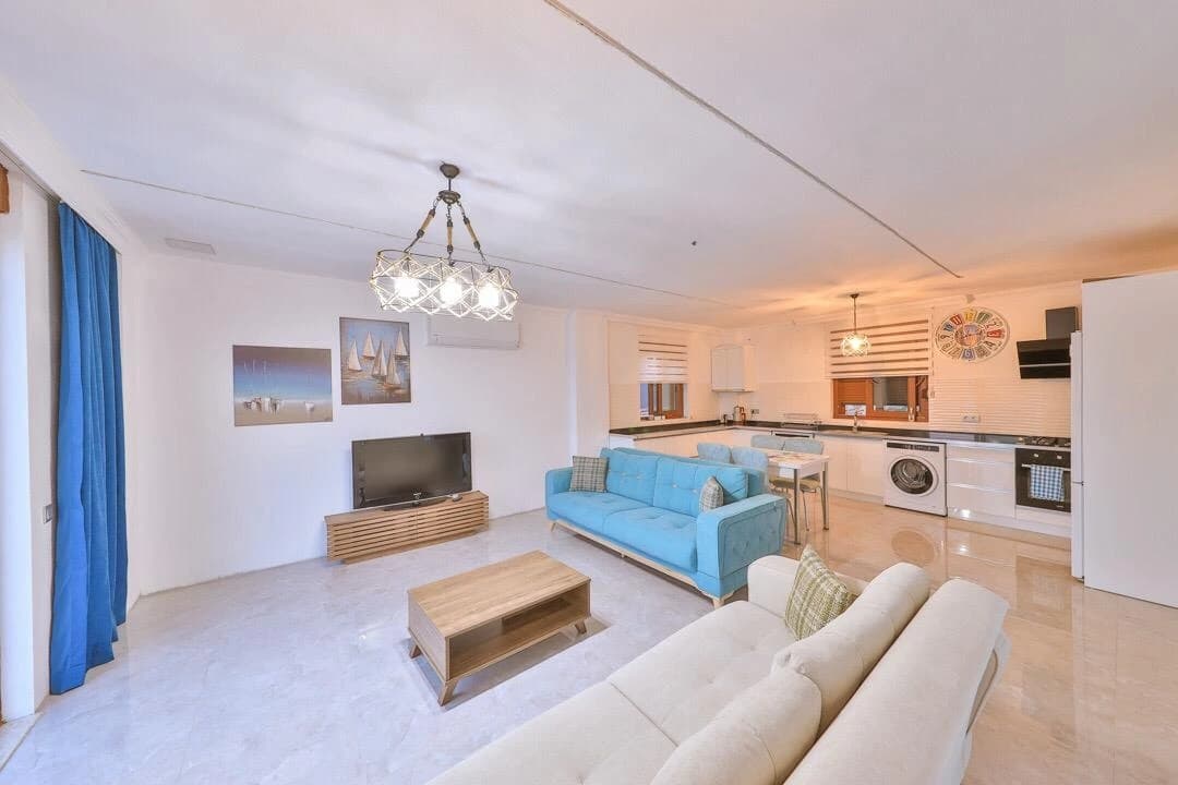 Abgeschiedene 3-Zimmer-Villa mit privatem Pool und Bergblick in Kaş – Spacious open-plan living room with comfortable seating and integrated kitchen.
