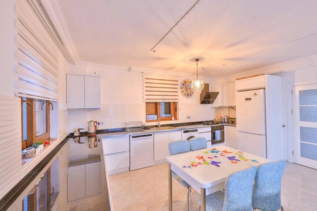 Abgeschiedene 3-Zimmer-Villa mit privatem Pool und Bergblick in Kaş – Bright, modern kitchen with dining area and quality appliances.