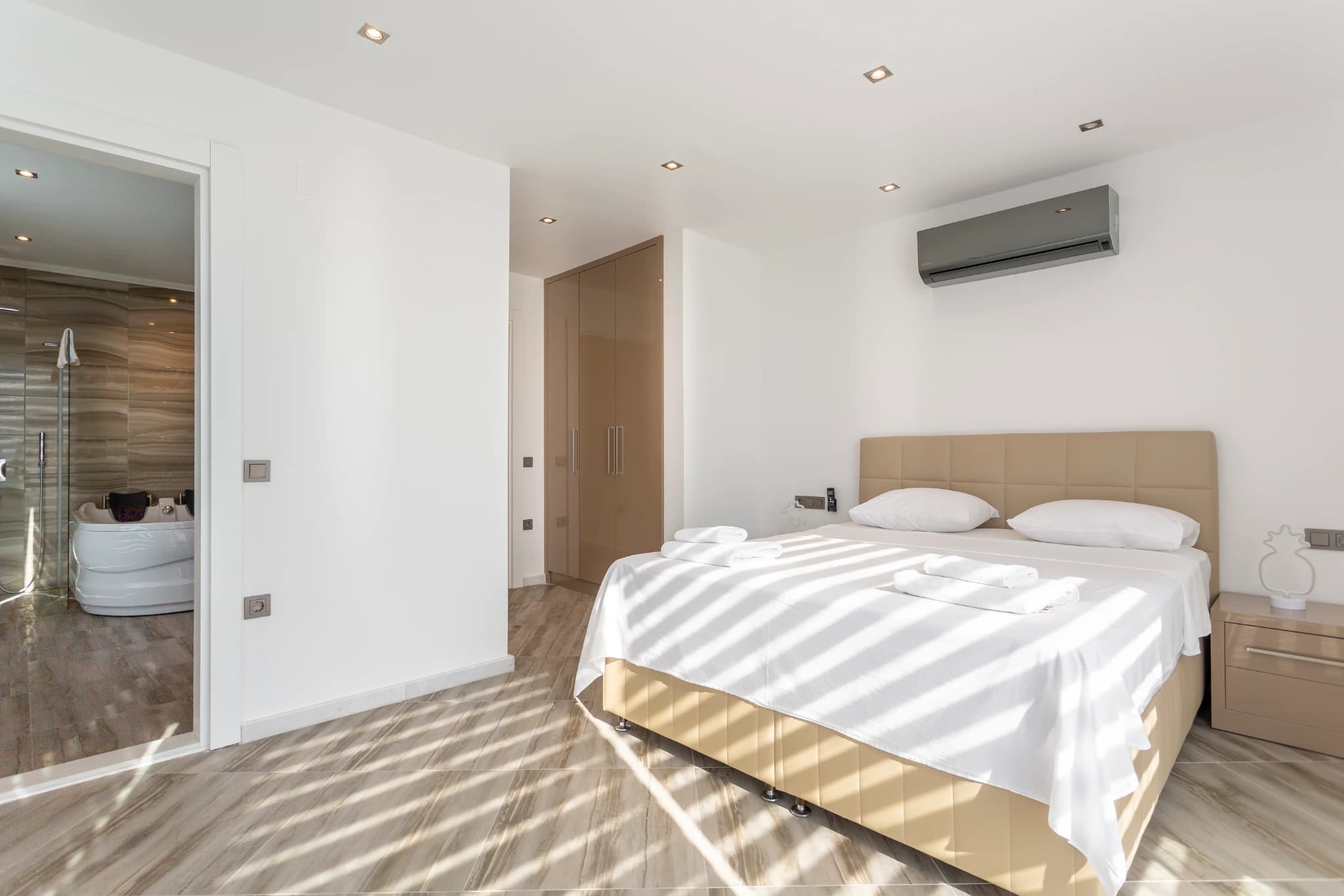 Schlafzimmer 1