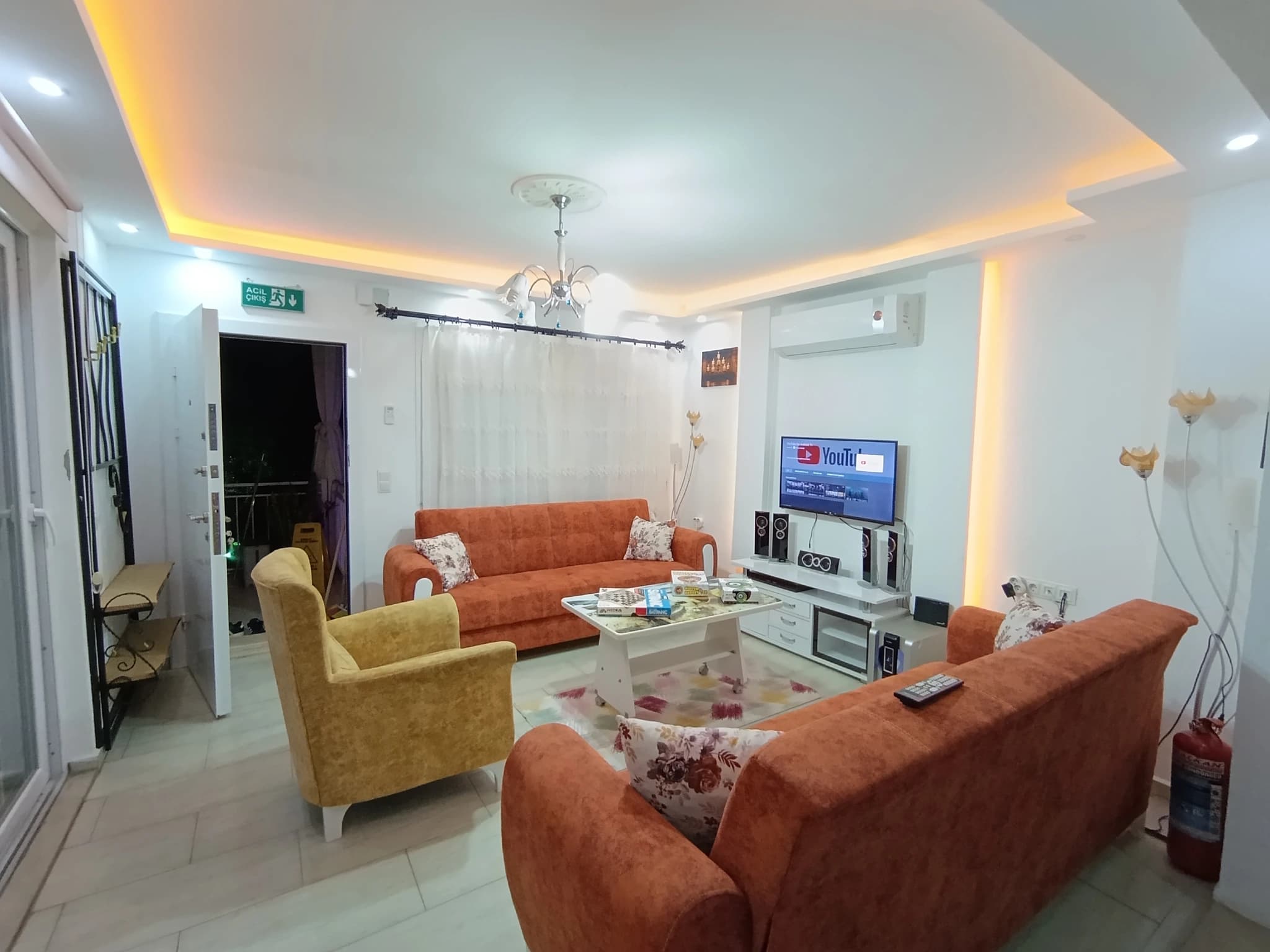 Geschützte Villa mit Naturblick, Privatpool und Garten in Kalkan – Spacious living room with comfortable seating, tv entertainment, and warm ambient lighting.