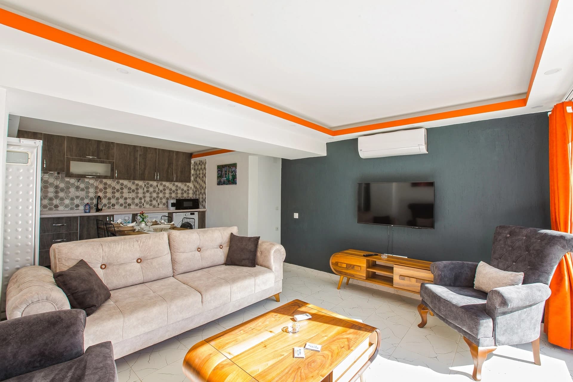 Abgeschiedene Waldvilla mit privatem Pool und Jacuzzi-Suite bei Kalkan – Modern living room with cream sofa, gray accent wall, and flat-screen TV.