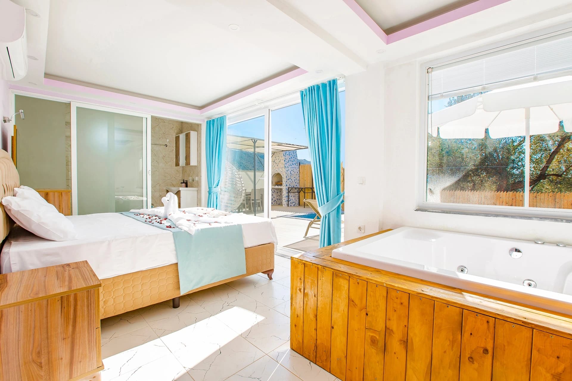 Abgeschiedene Waldvilla mit privatem Pool und Jacuzzi-Suite bei Kalkan – Luxurious master bedroom with integrated jacuzzi, nature views, and direct terrace access.