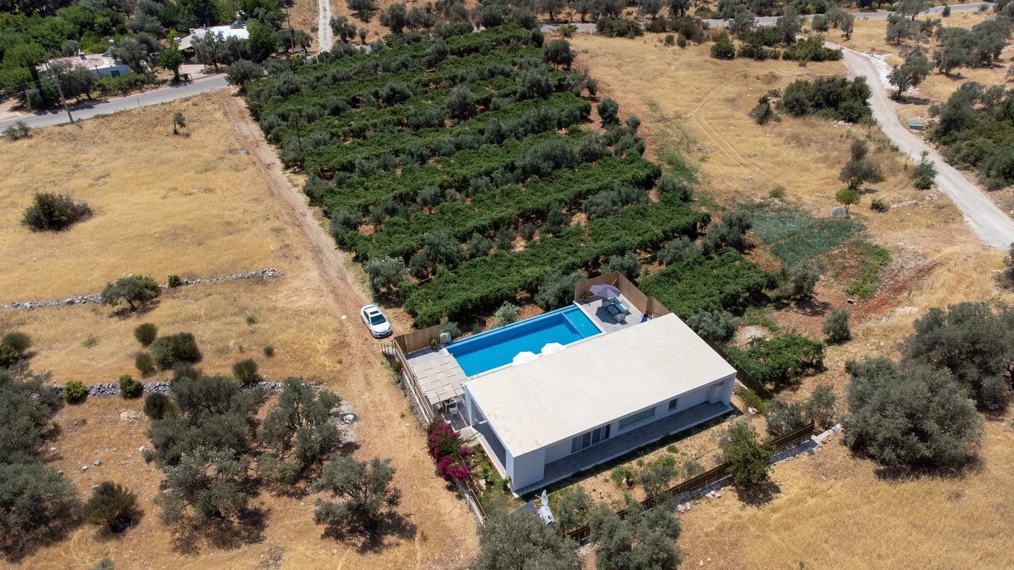Abgeschiedene 2-Zimmer-Villa mit Infinity-Pool und Bergblick bei Kalkan – Direct overhead shot showcasing the villa's clean architecture and surrounding landscape.