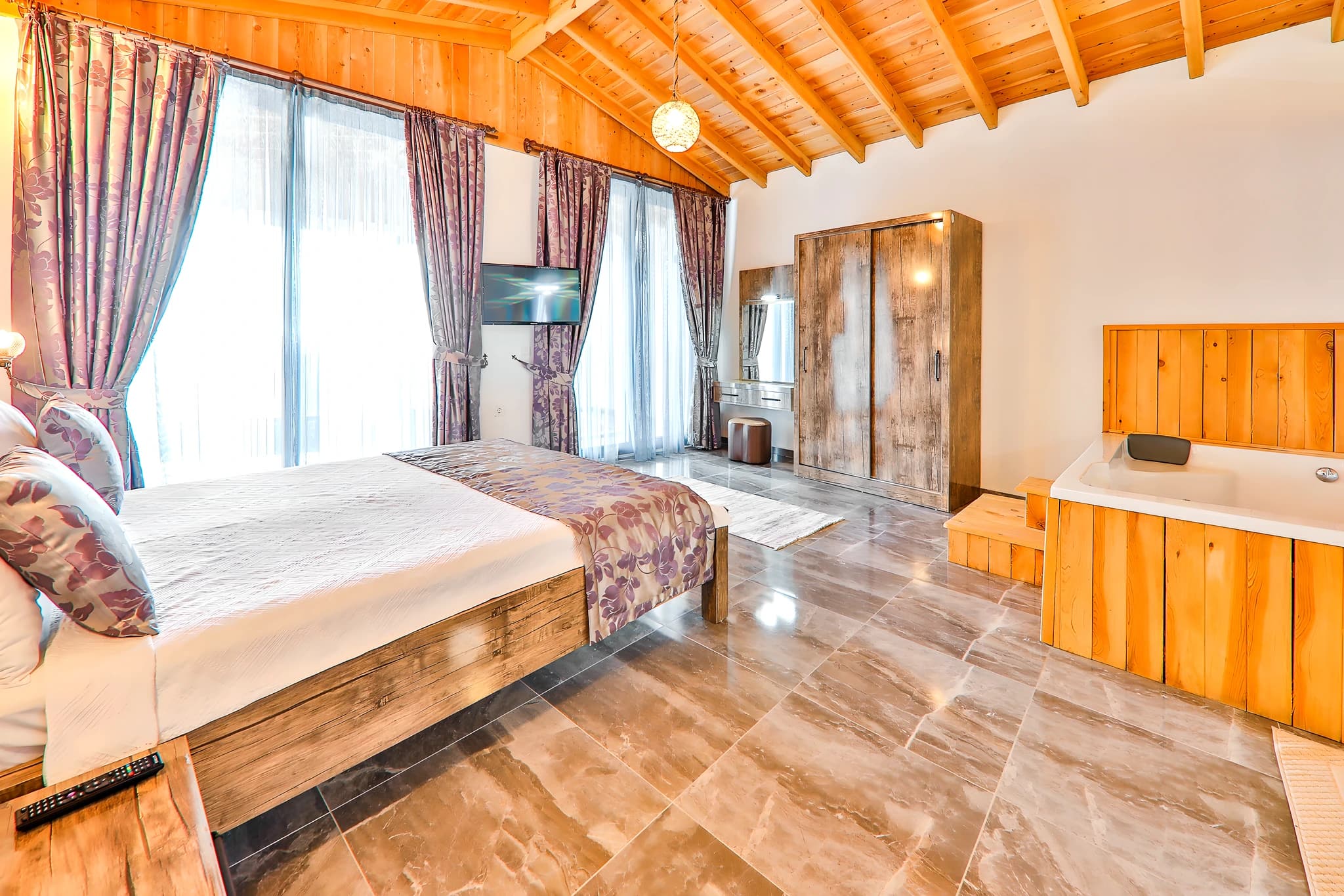 Schlafzimmer 1