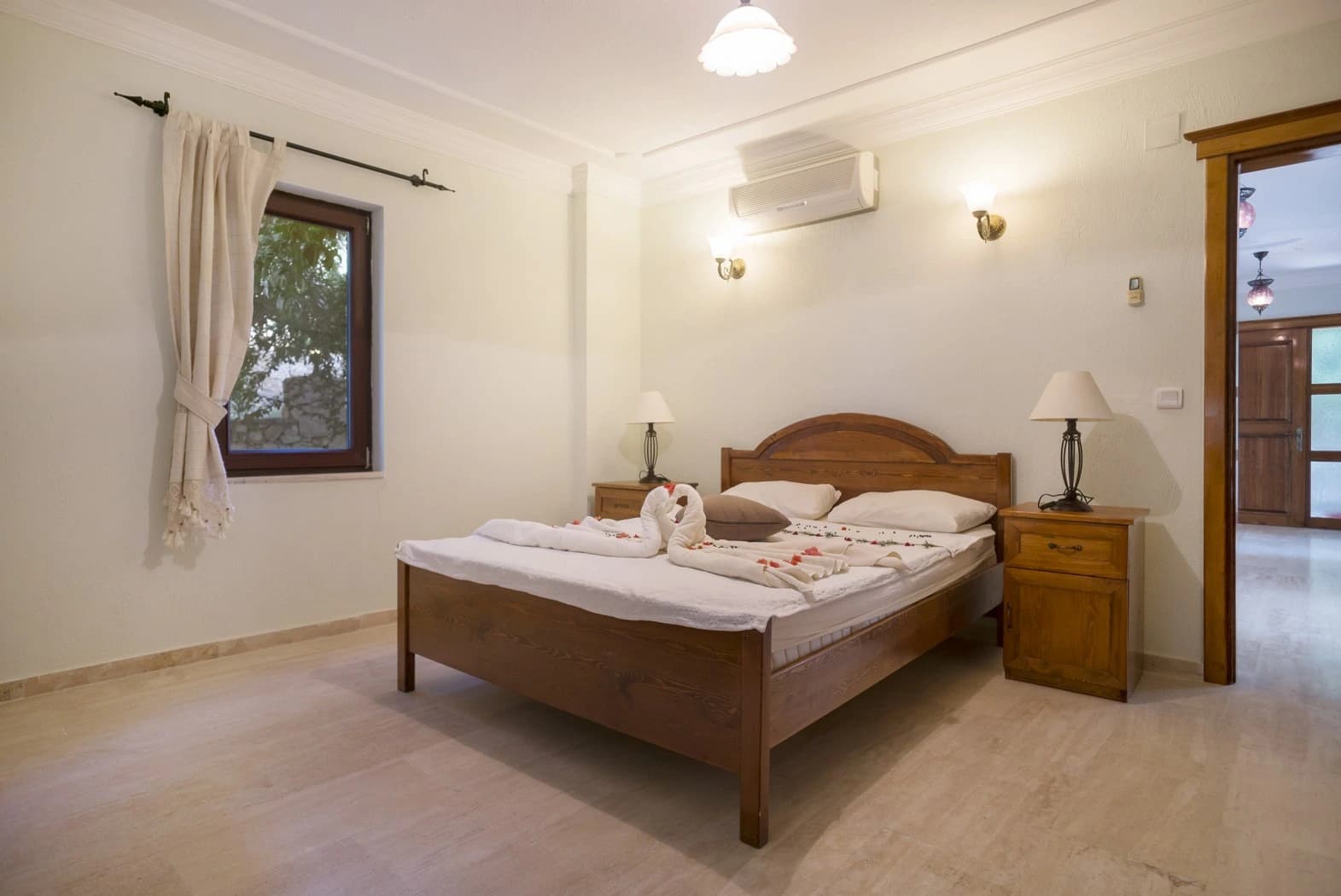Schlafzimmer 1