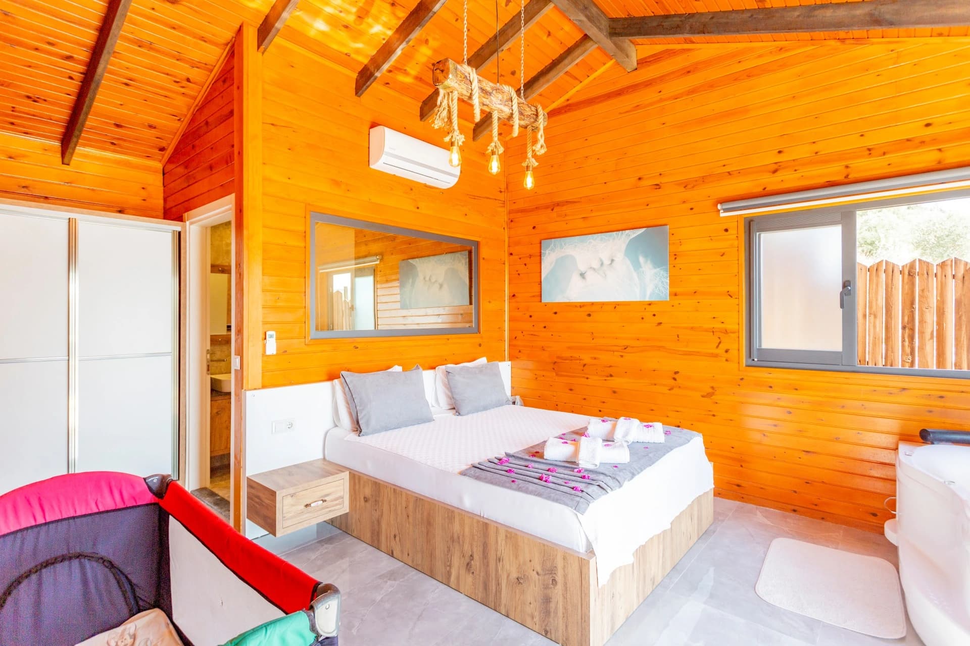 Schlafzimmer 1